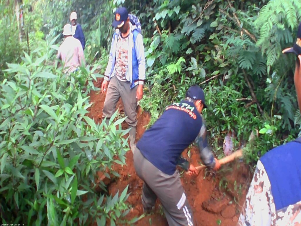 Anggota KTH Wonosoborejo merawat lahan hutan